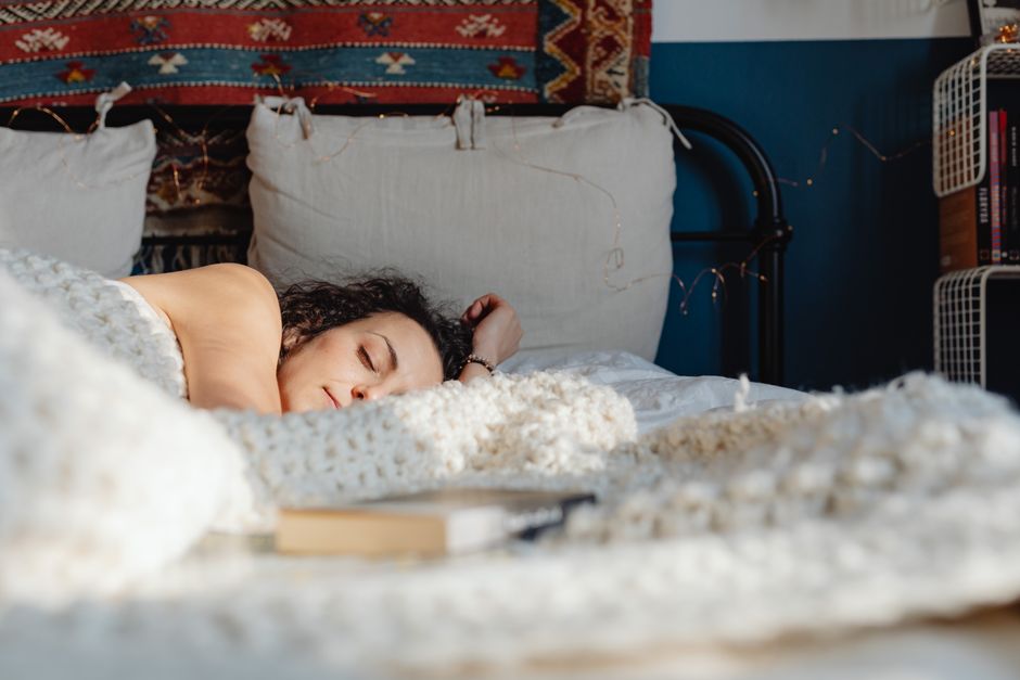 Réveil posé sur une table de nuit un lundi matin, calendrier et café à côté du lit